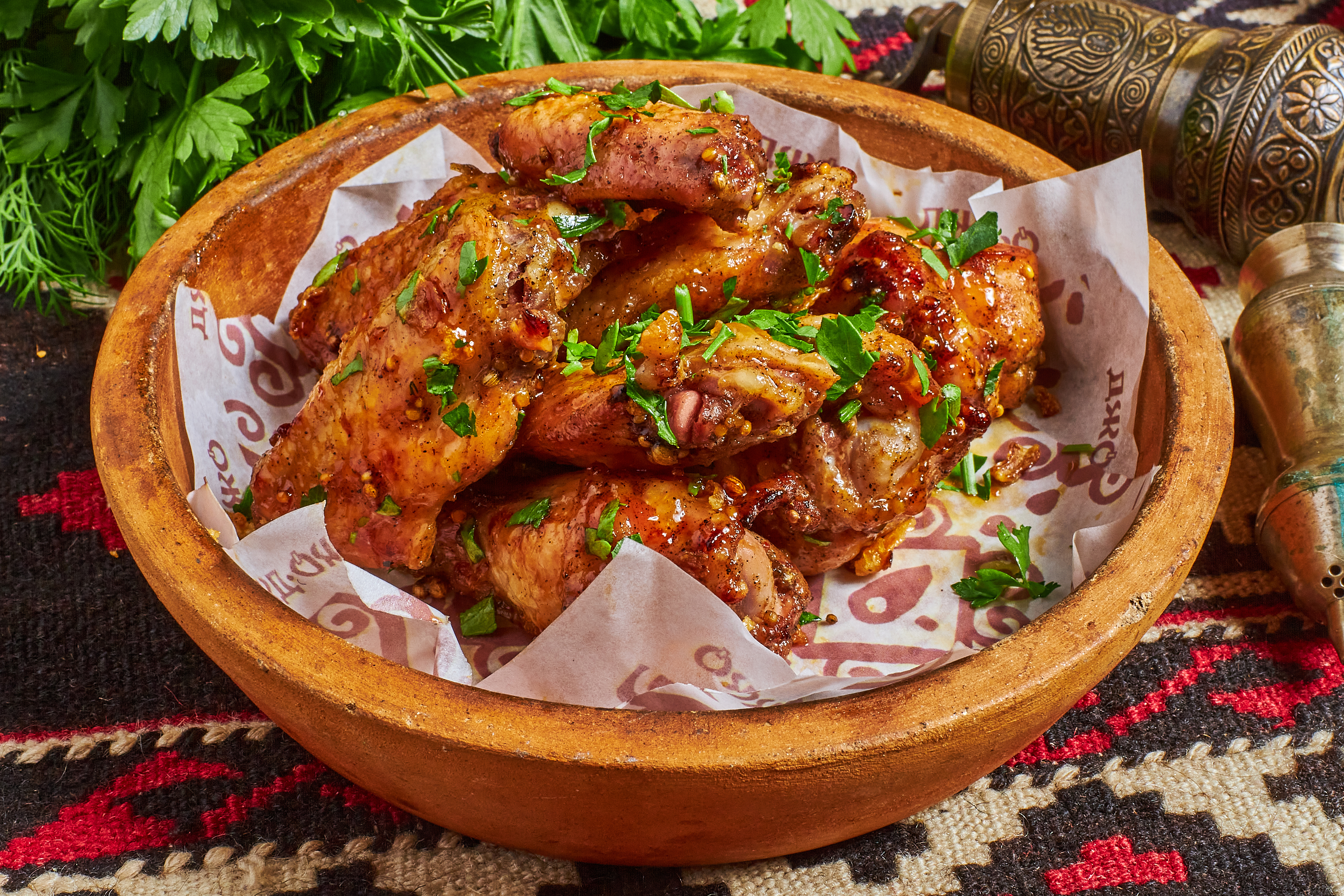 Куриные крылья, тушённые в аджике