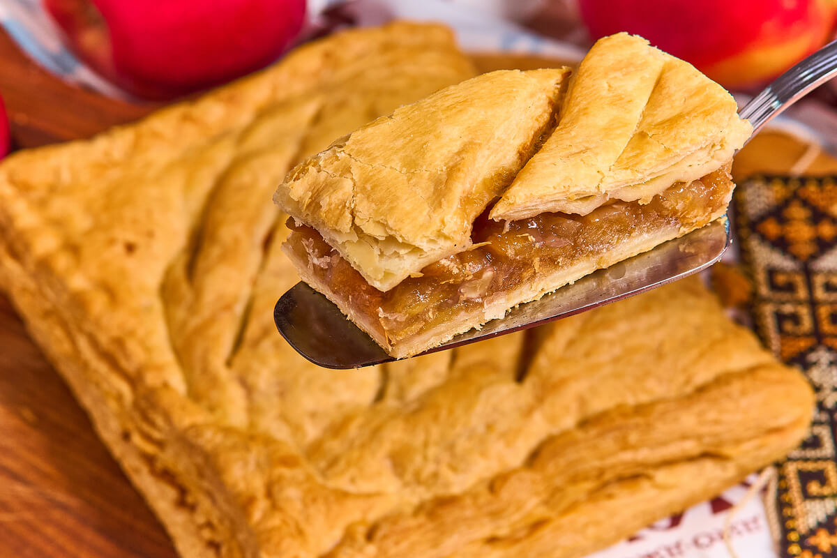 Яблочный пирог "Изюм и Орех" 