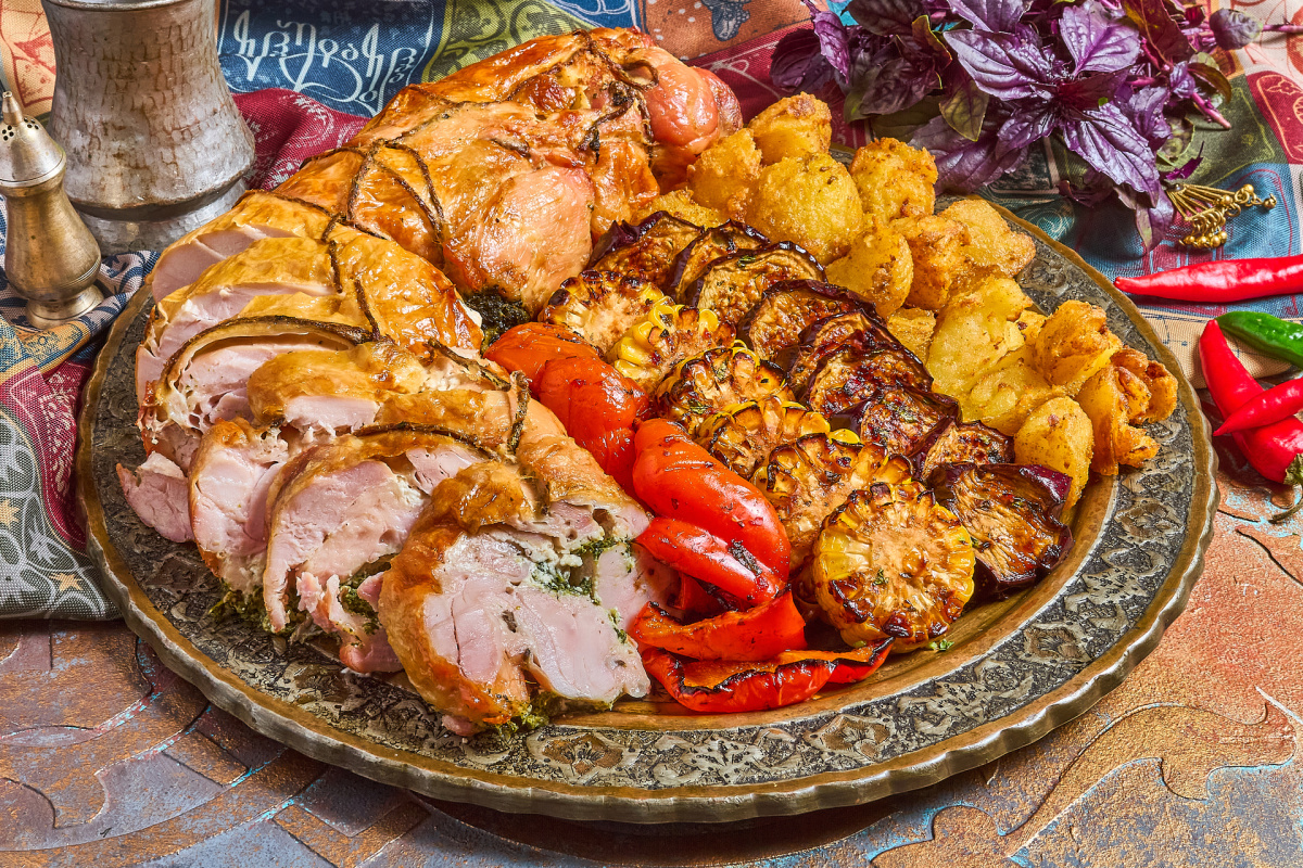 Куриный рулет, фаршированный шпинатом и сливочным сыром