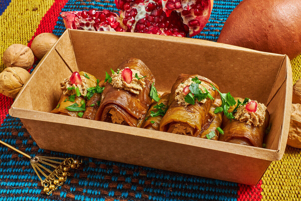 Рулетики из баклажанов с ореховой пастой