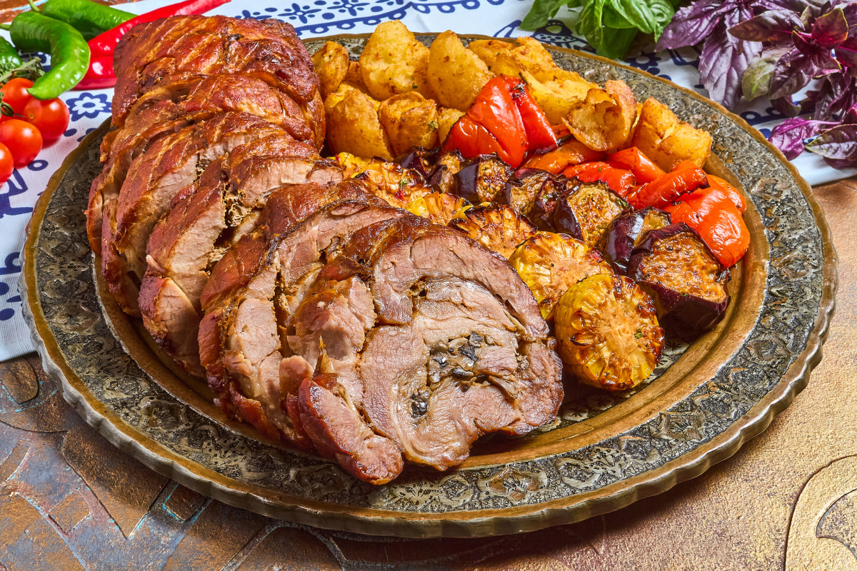 Рулет из свиной шеи, фаршированный грибами