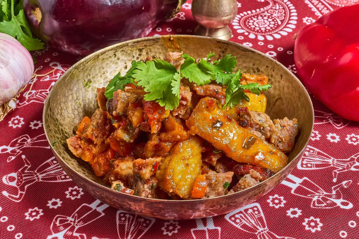 Рублёный кебаб на баклажанах с соусом BBQ