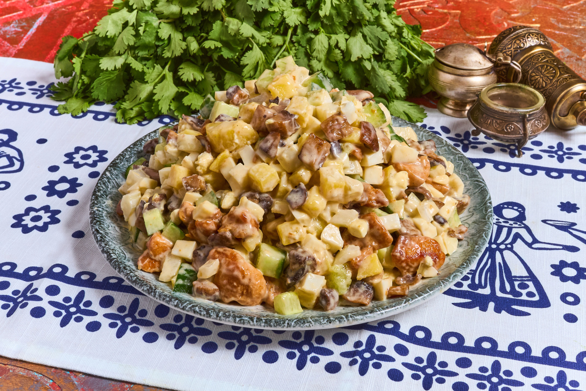 Салат с языком и грибами